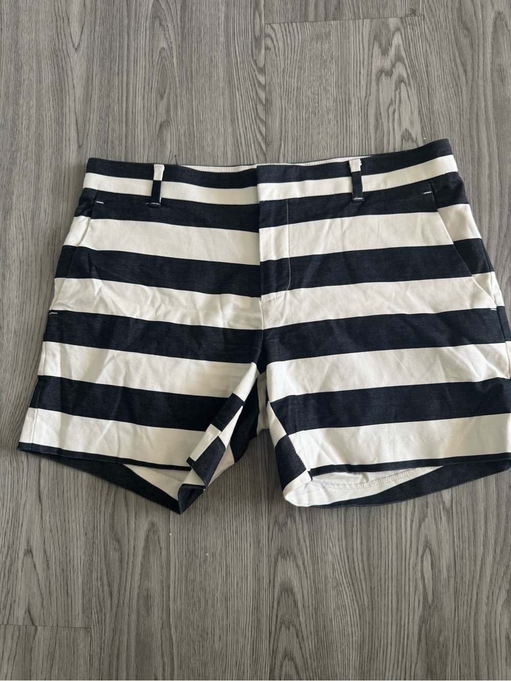 Banana Republic Black & White Striped Shorts – Women’s Size 2